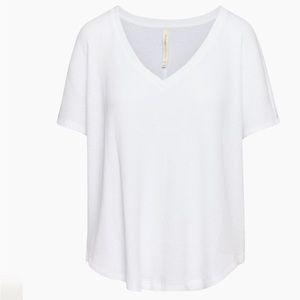 BNWT Aritzia White “Berry thermal ” v-neck tee shirt